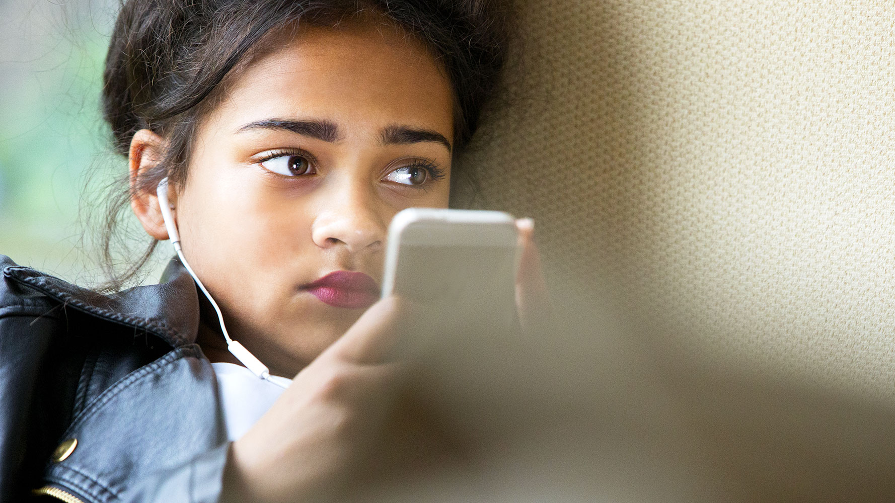 Jeune fille avec un téléphone