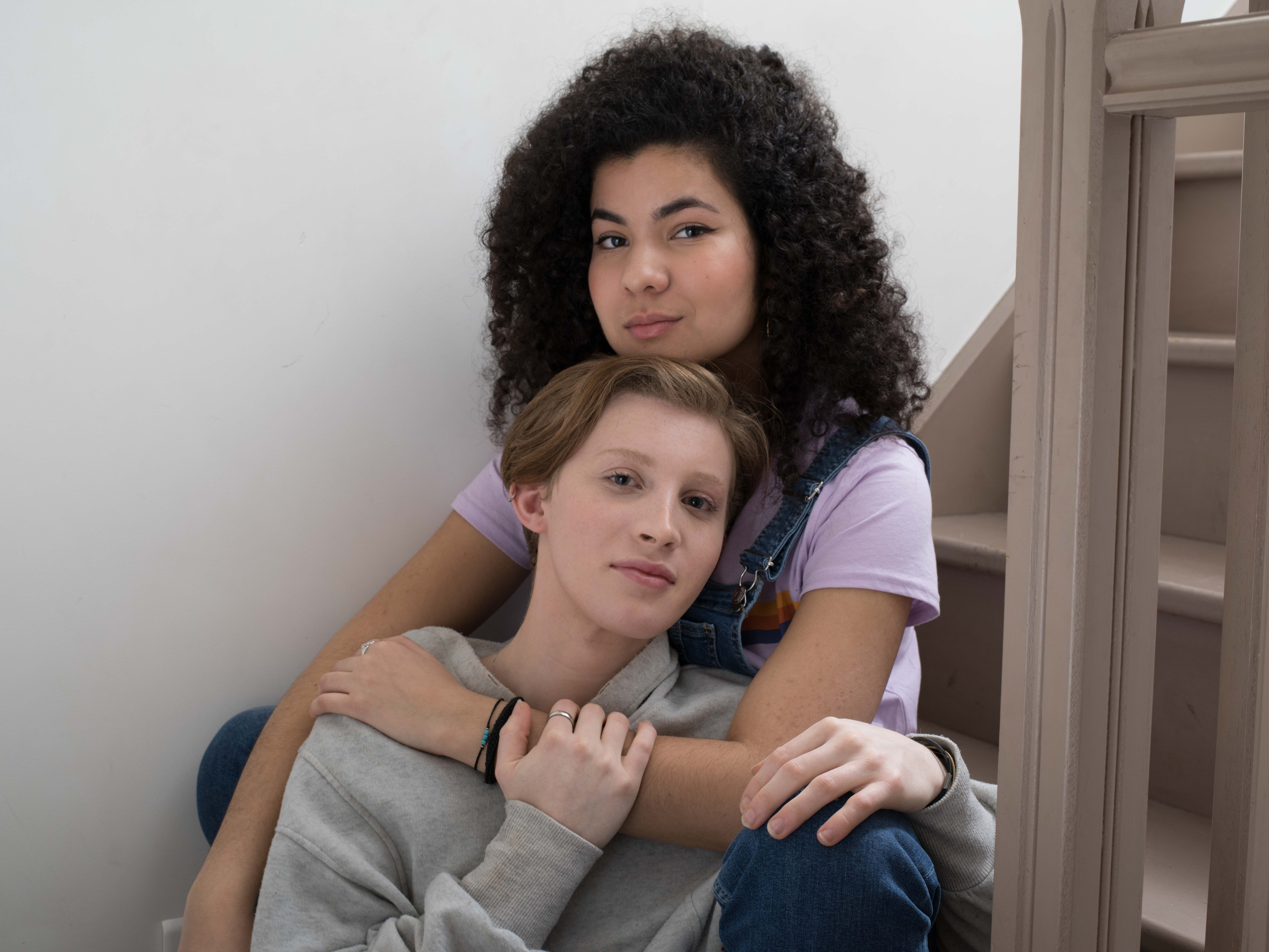 Deux femmes enlacées