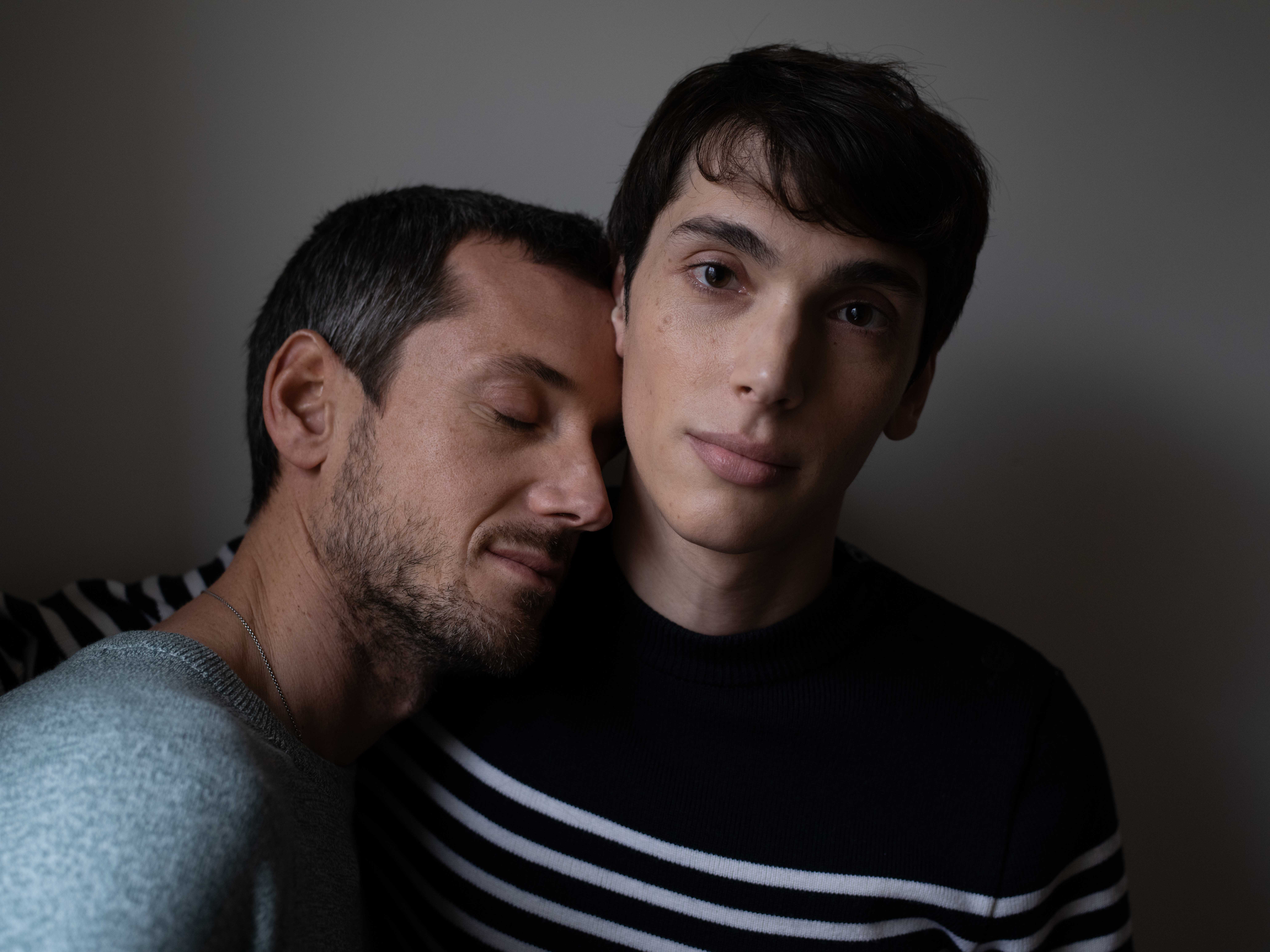 Deux hommes enlacés