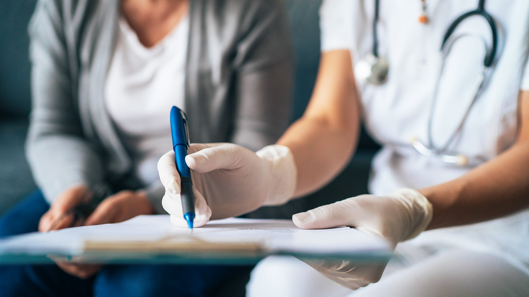 Un médecin qui prend des notes avec son patient