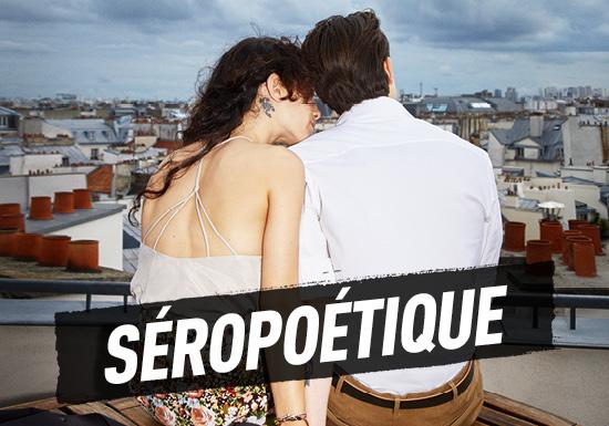 Couple assis de dos mains dans la main sur le toit d'un immeuble
