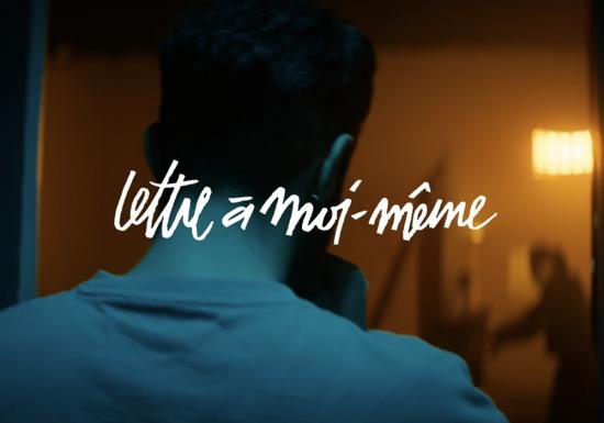 Homme brun de dos