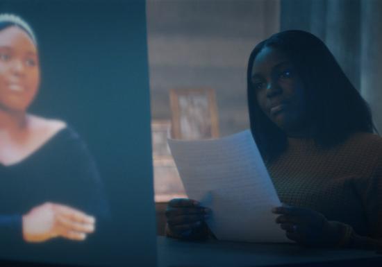Femme noire lisant une lettre